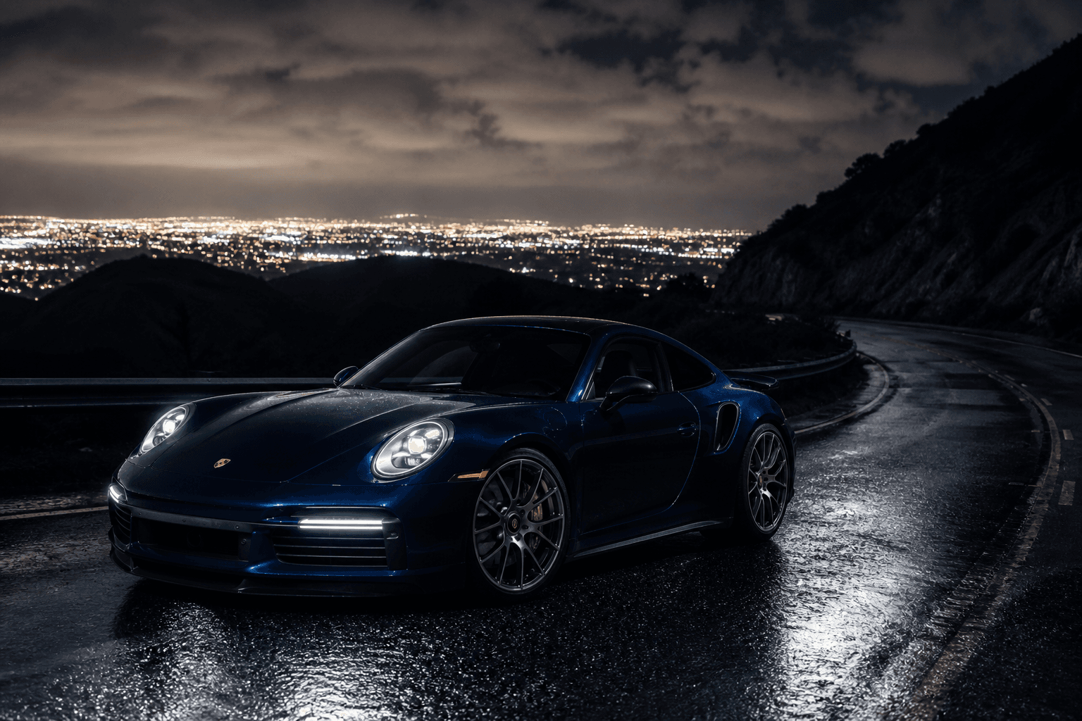 Porsche 911 Turbo S in night light